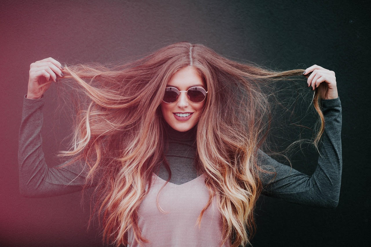 visage d'une jeune femme bien coiffée